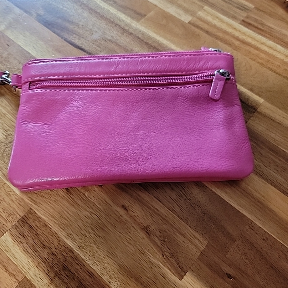 Ili wristlet